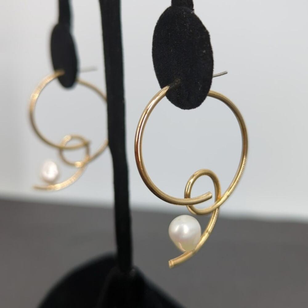 Vintage PIERCED fashion Earrings Freshwater Pearl abstract hoop goldton